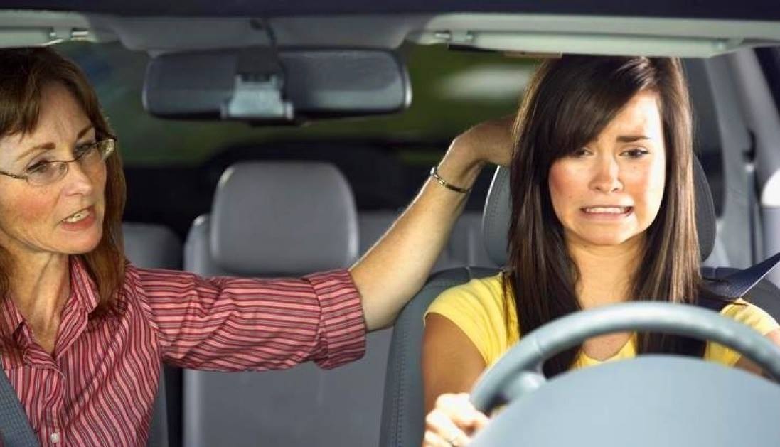 ado stresse au volant pour son permis a cote de son examinateur
